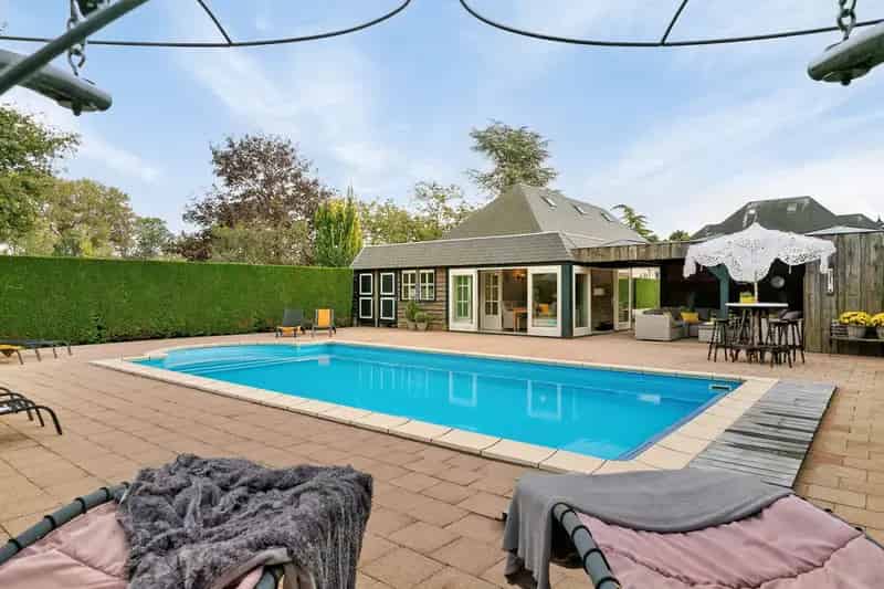 Luxe Villa met Zwembad en Bijgebouw te Koop