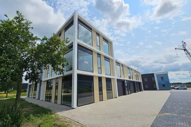 Bedrijfshal Steenwijk te koop: 170m² hoekunit, 2 bouwlagen