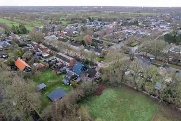 Ruime halfvrijstaande woning Twijzel met garage en vrij uitzicht