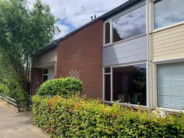 Klusserswoning Ede: Ruime Middenwoning met 3 Slaapkamers en Tuin