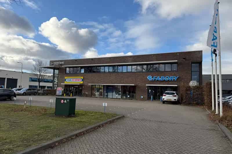 Bedrijfshal te huur Tilburg 400m2 Showroom Kantoor