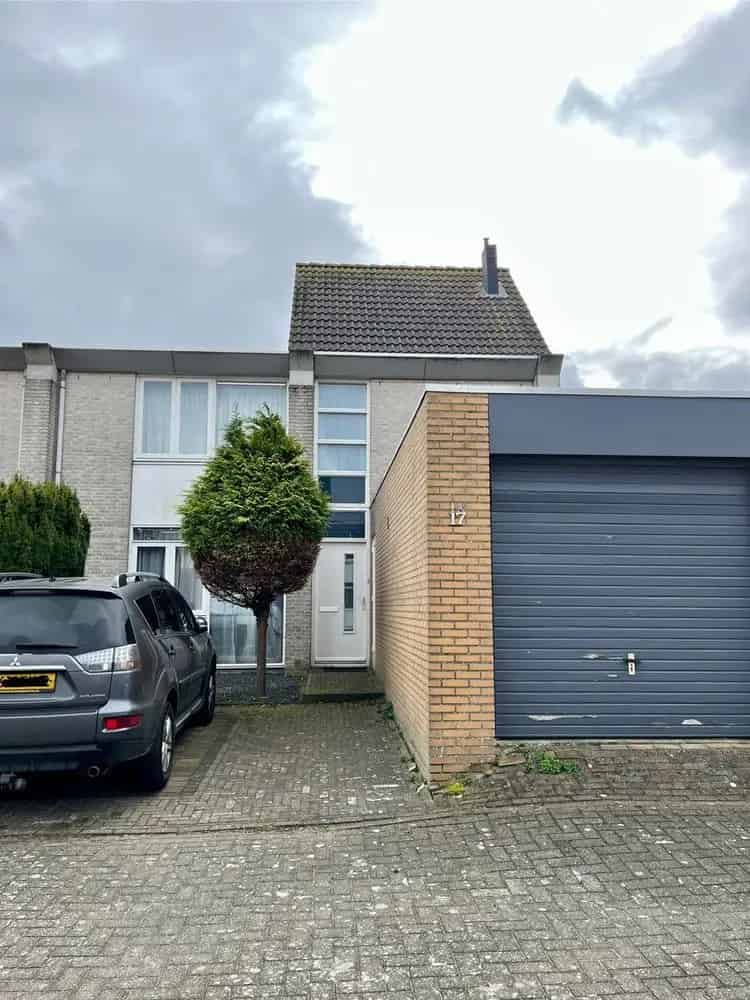 Zeer ruime tweekapper aan water met garage en aanlegsteiger