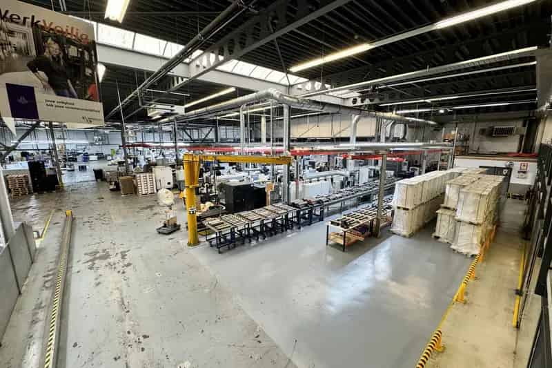 Bedrijfshal Almere 3145m² Kantoor 880m² 50 parkeerplaatsen