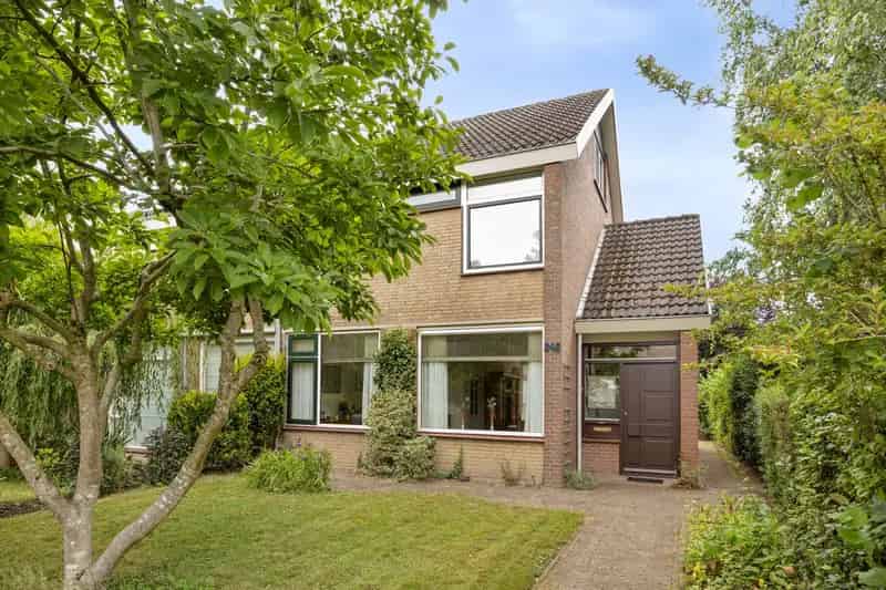 Ruime 5 Slaapkamer 2-onder-1-kapwoning met Dubbele Garage
