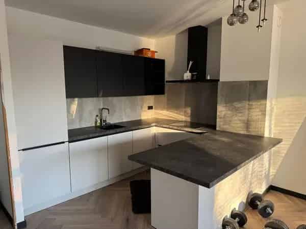 Gerenoveerd 3 kamer maisonnette met balkon Gemeubileerd