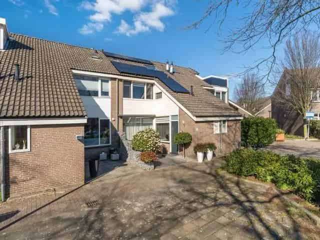Zeer ruime woning in Maassluis met 4 slaapkamers
