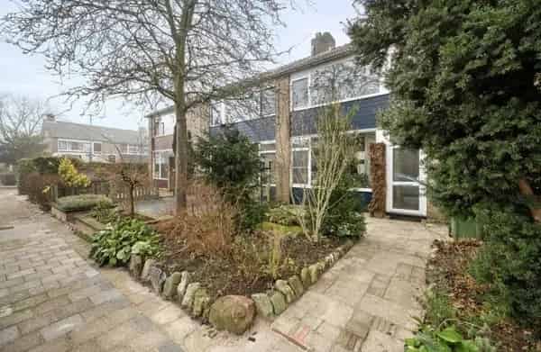 Ruime 5 Kamer Tussenwoning Hoogvliet Nabij Winkelcentrum