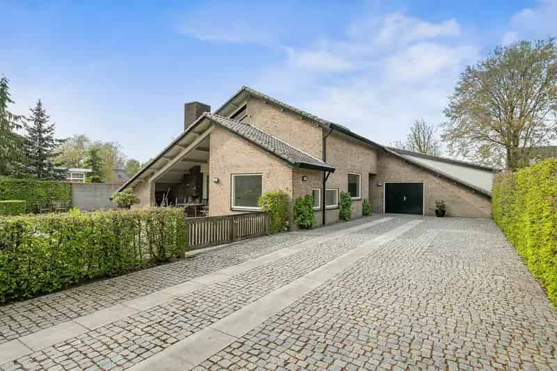 Huis te koop De Moer: Ruime woning met grote tuin en garage