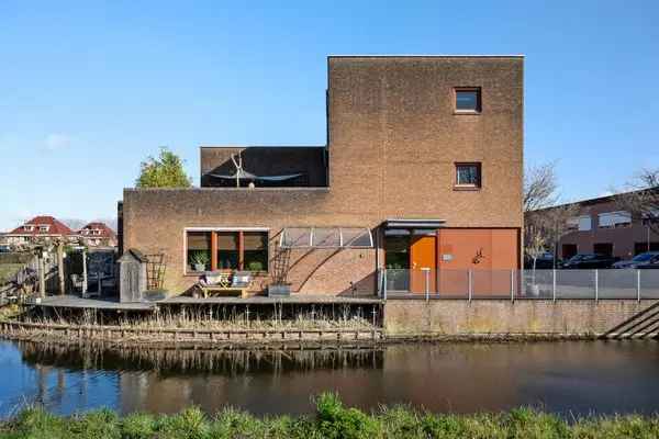 Energiezuinige Hoekwoning aan het Water met Dakterras