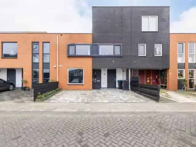 Ruim huis Purmerend met 10 zonnepanelen en laadpunt