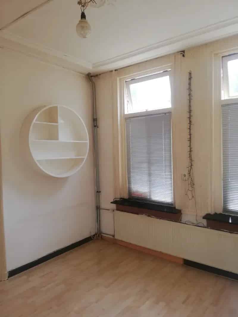 Woonkamer en Slaapkamer Benedenwoning Nabij Station