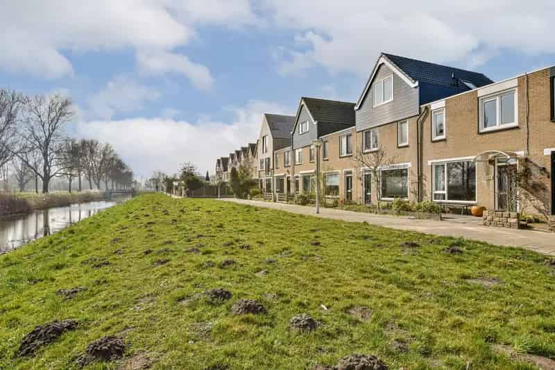 Amsterdam Zuidoost: Gezinswoning 3 slaapkamers, 2 Tuinen, Energielabel A