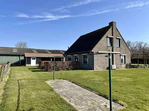 Vrijstaande buitenwoning met 6 hectare grond en grote schuren