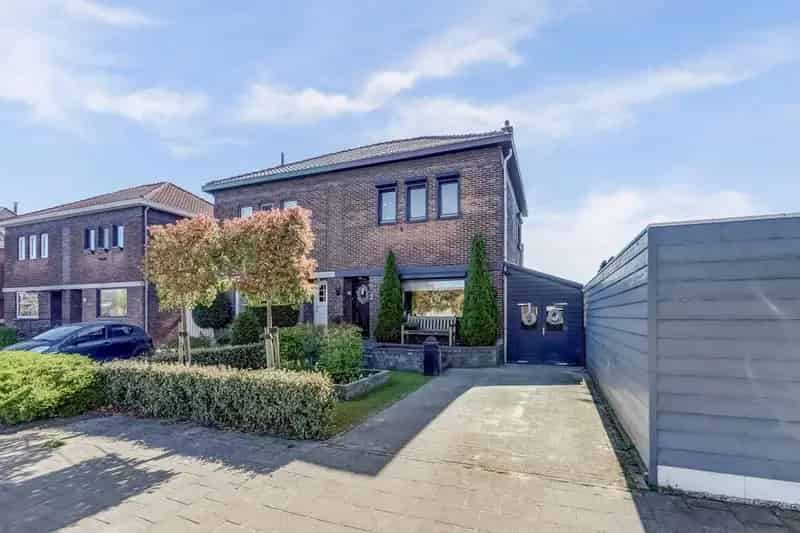 Tegelen 2-onder-1-kapwoning 3 slaapkamers Ruime Tuin Zonnepanelen