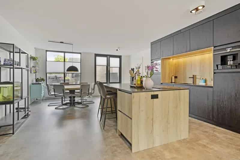 Luxe bovenwoning Hulst 3 slaapkamers dakterras gerenoveerd