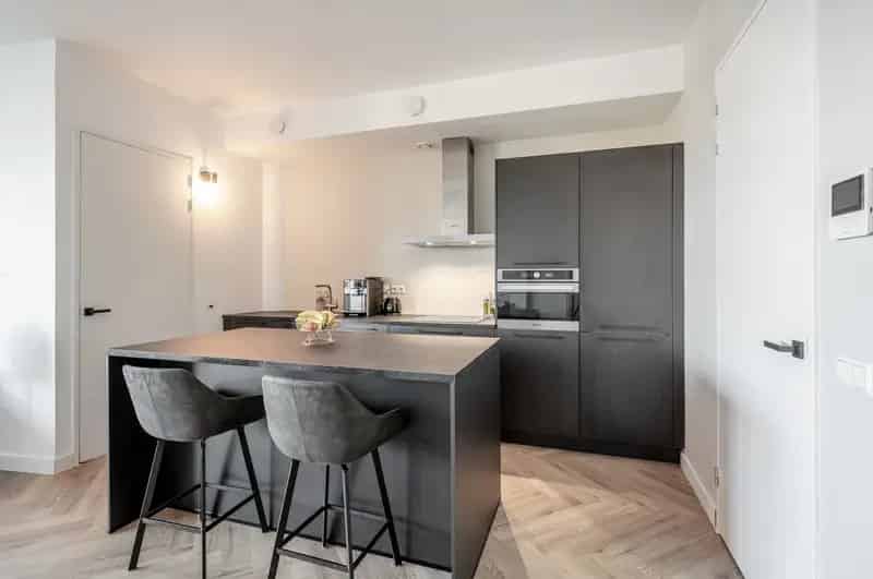 Luxe Appartement Almere: Uitzicht, Visgraatvloer & Moderne Keuken