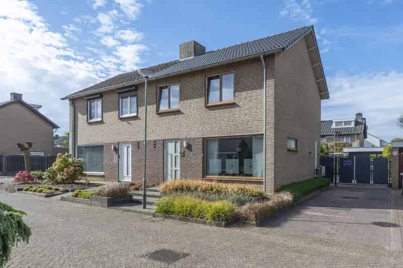 Instapklare Tweekapper met Garage in Beek