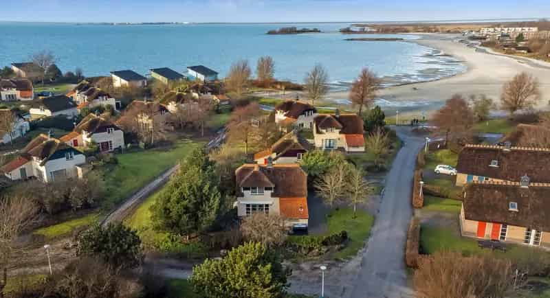 Recreatievilla Makkum Strand IJsselmeer Garage Tuin 3 slaapkamers