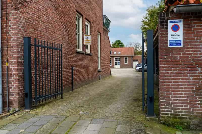 Hoekappartement Waalwijk Centrum - Eigen Parkeerplaats en Berging