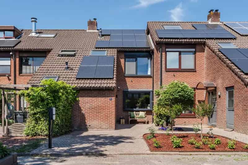 Huis te koop Mijdrecht: Instapklare eengezinswoning met uitbouw en laadpaal