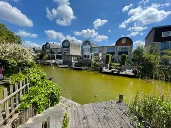 Ruime Tweekapper met Garage en Aanlegsteiger te Bergse Plaat