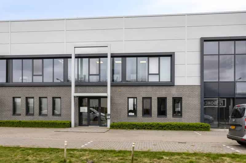 Bedrijfshal te Huur Veghel 275m² Kantoor 35m² Timmerwerkplaats