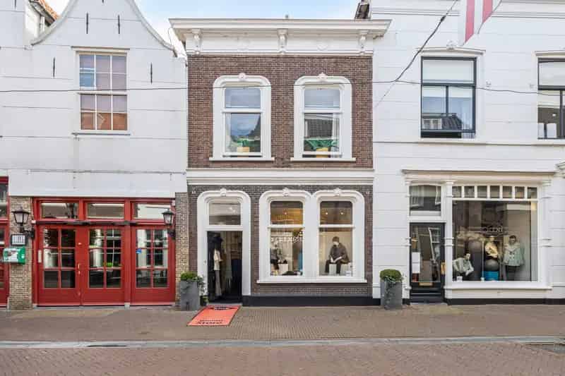 Huis te koop Nobelstraat 25 Brielle: Woonwinkelpand met Tuin en Dakterras