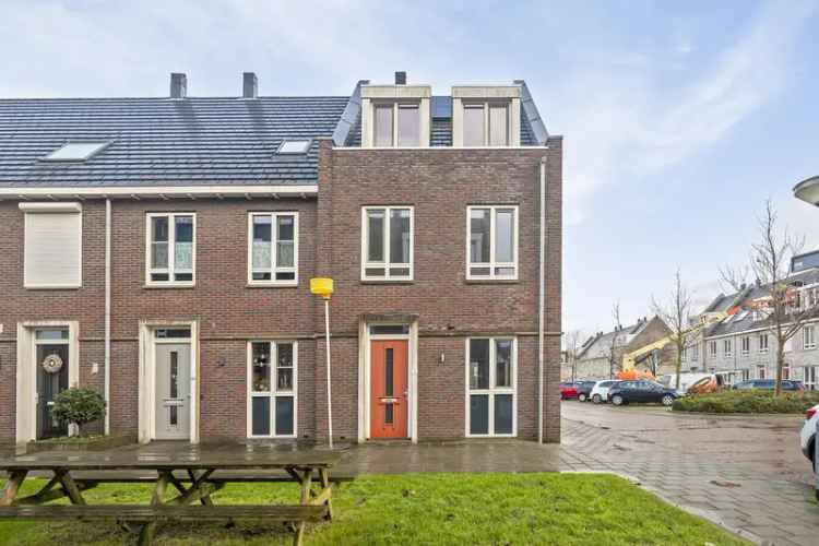 Eengezinswoning Te Koop in 16, Joop den Uylstraat, Dordrecht, Zuid-Holland