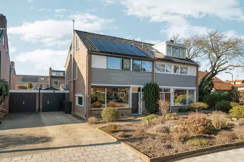 Moderne 5 Slaapkamers Tweekapper Nabij Bos Dieren
