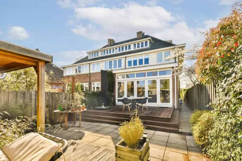 Jaren 30 Hoekhuis Rotterdam Ruime Tuin 131m2