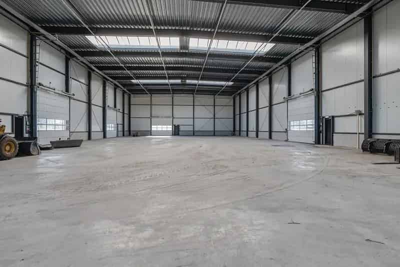 Bedrijfshal te huur Tiel: Grote ruimte met kantoren nabij A15