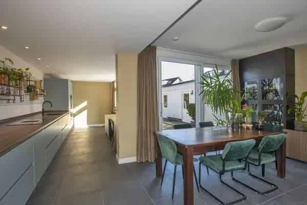 Ruime 6 Slaapkamer Tweekapper met 2 Badkamers te Koop