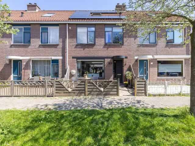 Ruime gezinswoning Hoorn: Luxe keuken, royale tuin & zonnepanelen