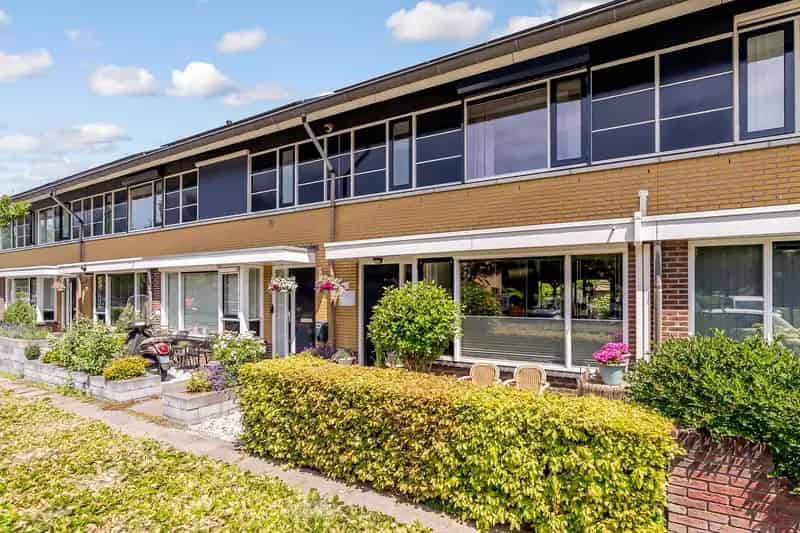 Huis te koop Almere: Ruime 5-kamer woning met tuinkamer en 13 zonnepanelen