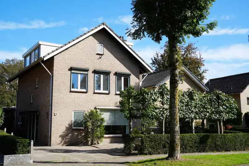Vrijstaande woning met multifunctionele ruimte 6 slaapkamers 18 zonnepanelen