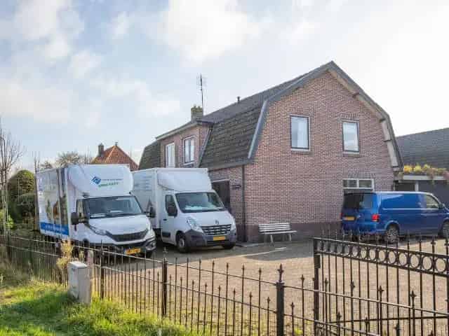 Woning te koop: Charmante 2-onder-1-kap met bedrijfshal