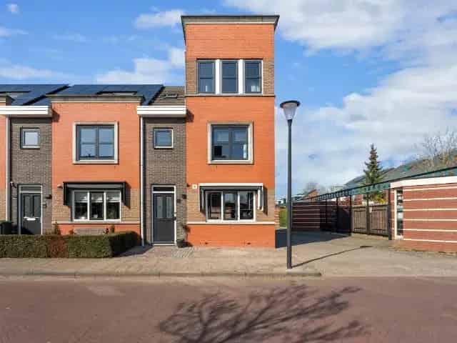 Ruime Eindwoning 4 Slaapkamers Barendrecht