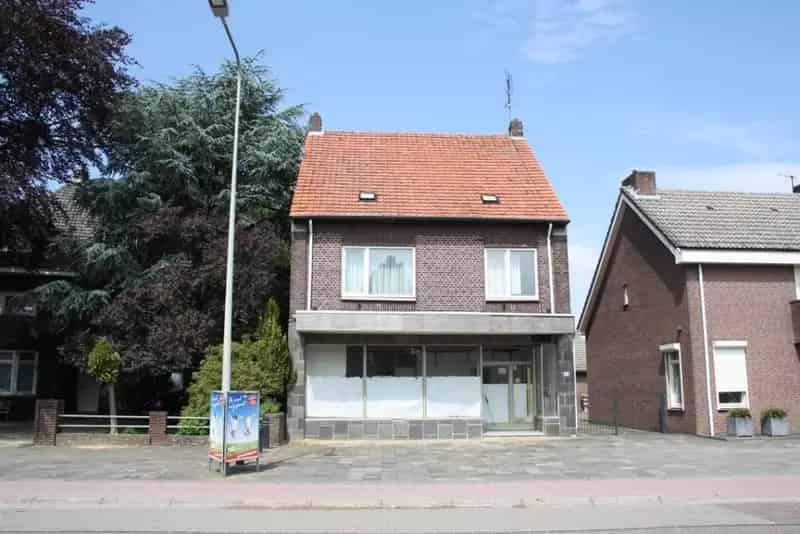 Ruime woning met winkel 3 slaapkamers en tuin