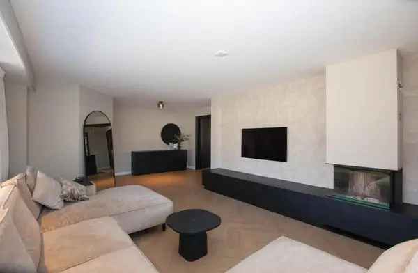 Modern Halfvrijstaand Huis 5 Slaapkamers Grote Tuin
