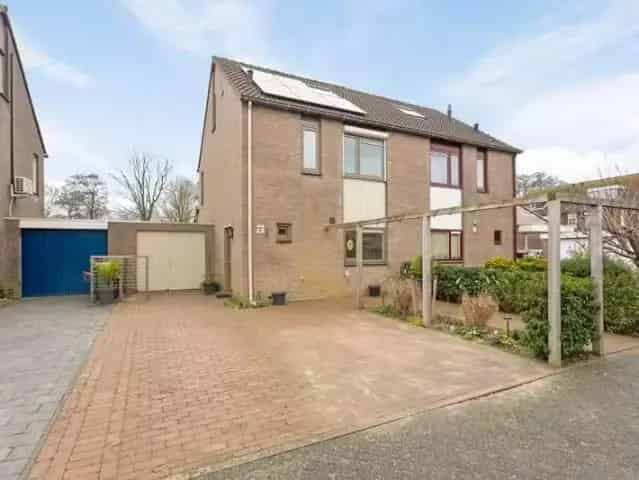 Ruime Moderne Tweekapper Blokker Vier Slaapkamers