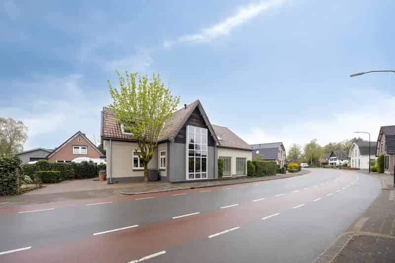 Sfeervol Wonen in Loenen: Ruime 156m² Helft van Dubbel Woonhuis nabij Veluwe