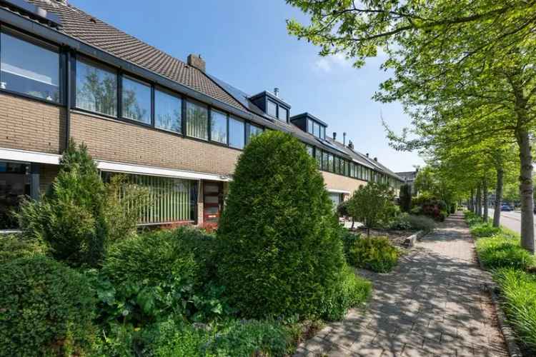 Royale jaren 70 woning 3 slaapkamers 2 badkamers grote tuin en garage