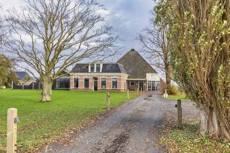 Woonboerderij met werkplaats en loods te koop