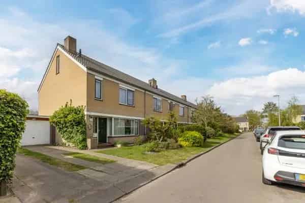 Een gezinswoning in Alkmaar: Rustig Wonen met Alle Voorzieningen