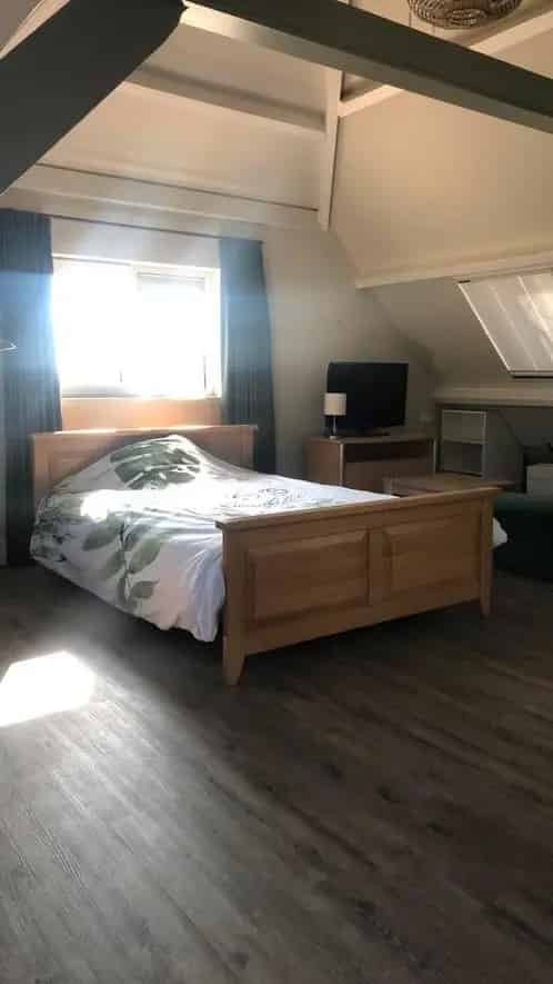 Slaapkamer met douche en wc te huur