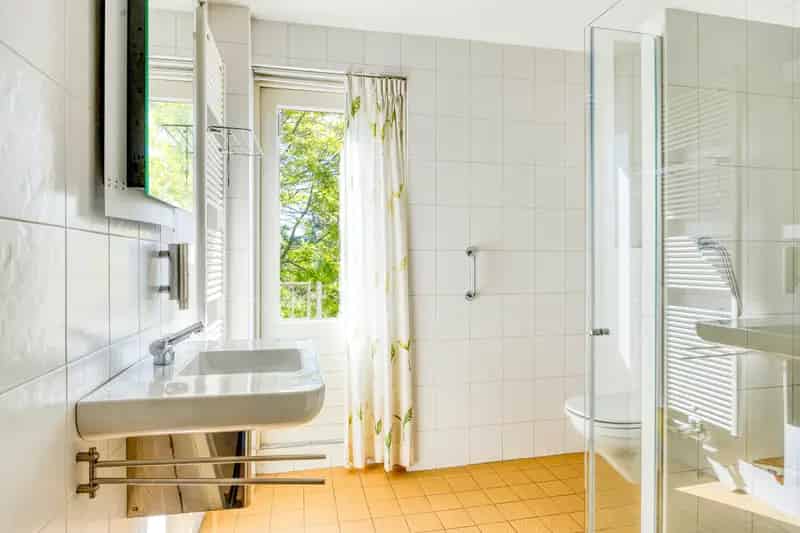Huis te koop Weurt: 5 slaapkamers, royale tuin en garage