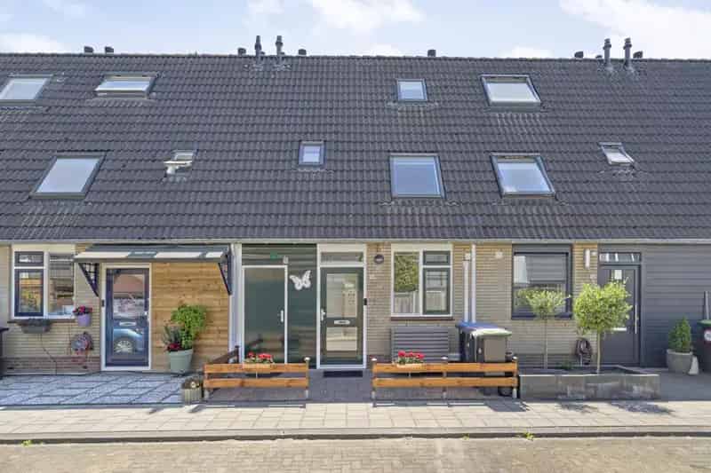 Gezinswoning Maaswijk 4 slaapkamers moderne badkamer tuin