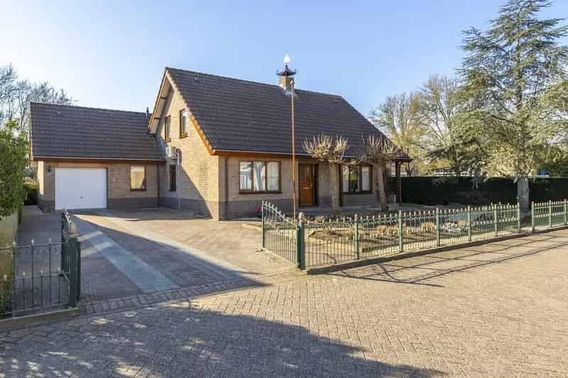 Vrijstaande woning 1010m2 grond 4 slaapkamers 2 badkamers Grote tuin