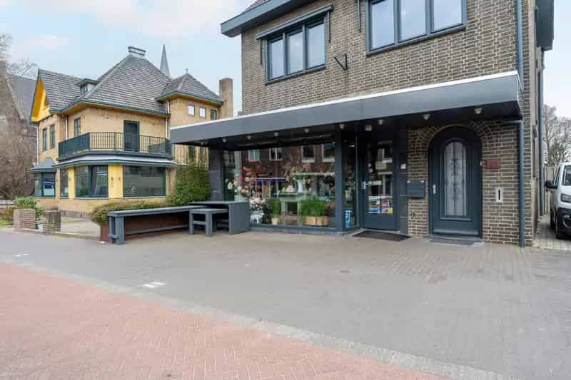 Winkel Geleen met woning: 6 kamers, 2 badkamers, tuin & dakterras