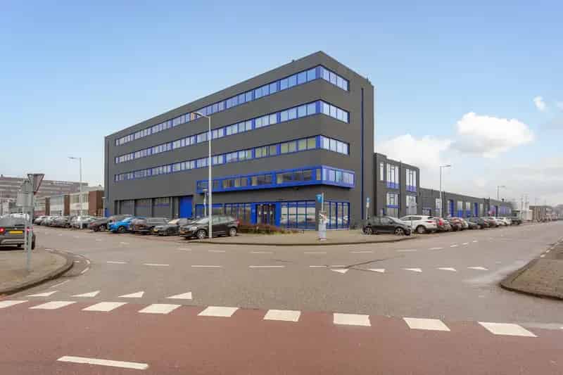 Kantoorruimte Amsterdam Sloterdijk 2420 m2 te huur